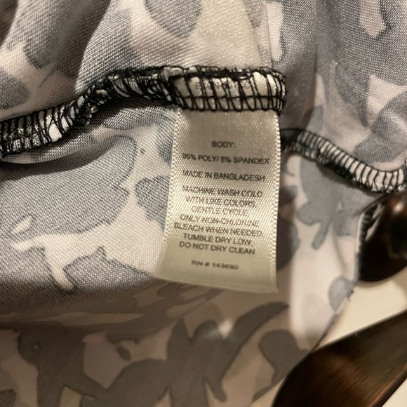 2/$20 - Larry Levine Blouse - Size Med - Picture 6 of 7